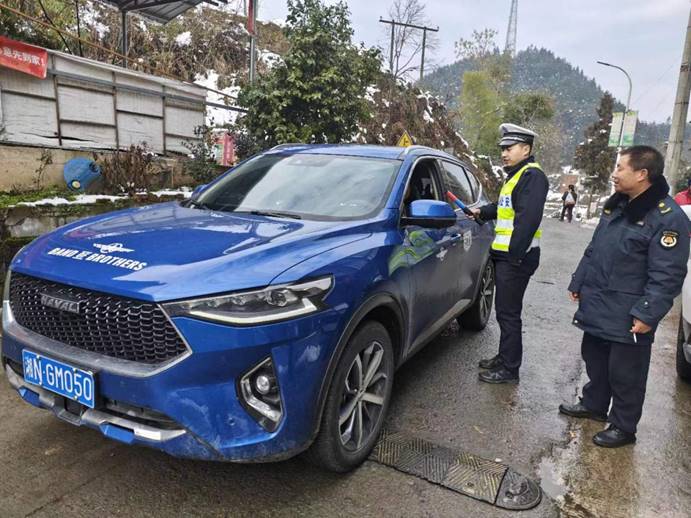 1月26日，梨溪口鄉(xiāng)綜合行政執(zhí)法隊同片區(qū)派出所開展聯合執(zhí)勤，對騎乘摩托車不佩戴安全頭盔，無牌無證、駕駛轎車不系安全帶等違法行為開展勸導和查處。 (4)