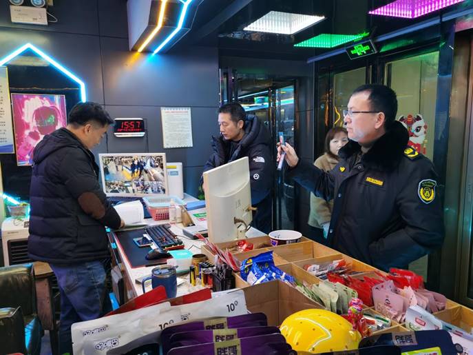 1月25日至26日，文化旅游廣電體育局副局長左桂華帶隊，市場管理股、文化綜合執(zhí)法大隊等7人參加，對轄區(qū)內網吧、KTV，電子游樂場所進行安全生產檢查，督促經營場所加強消防安全自查及員工安全知識培訓、演練。 (3)